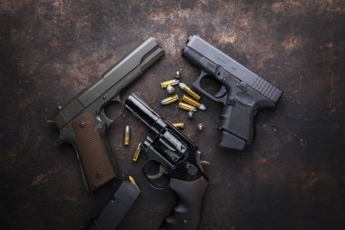 Çeşitli boyutlarda kısa tabancalar ve mühimmat.