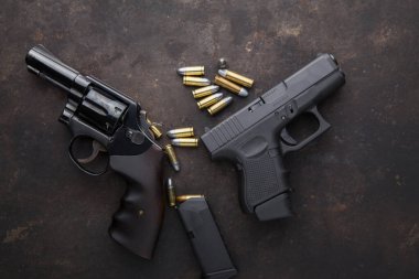 Çeşitli boyutlarda kısa tabancalar ve mühimmat.