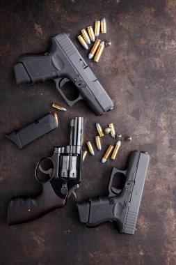 Çeşitli boyutlarda kısa tabancalar ve mühimmat.