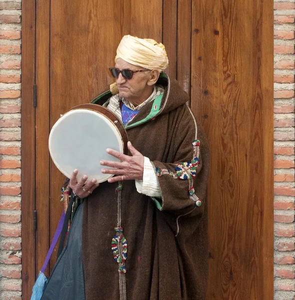 Marokkanischer Tamburinspieler Stockfoto