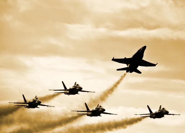 Silhouetted Jets volando al atardecer —  Fotos de Stock