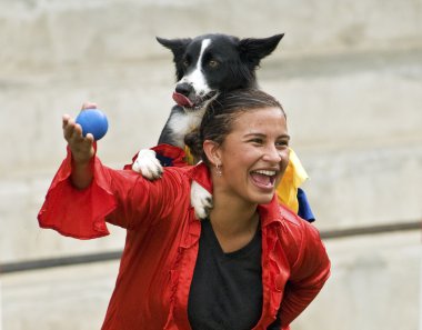 Dansçılar köpek ve eğitmen