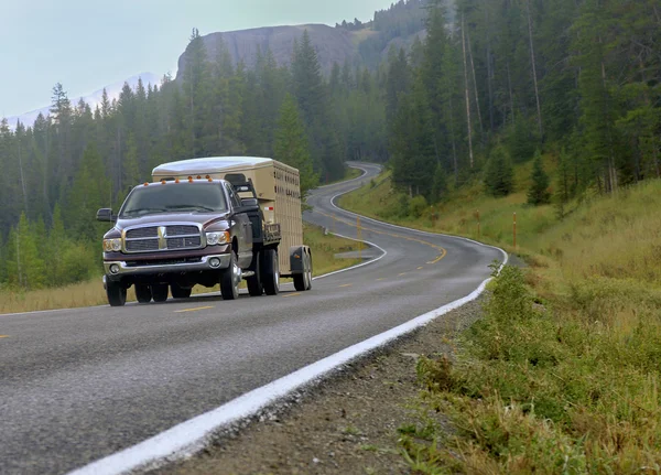 Travel Driving by the Mountains — Stock Photo, Image