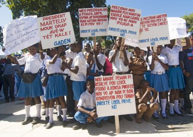 Haiti öğrenciler isteği gerçekleştiren