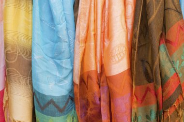 Renkli hazırlanmış kumaşlar
