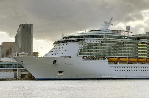 Cruise Liner door centrum — Stockfoto