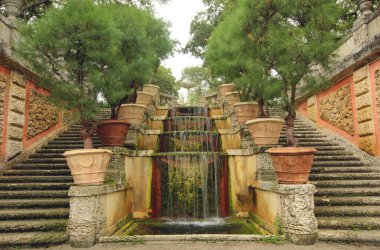Bir sömürge Saray üzerinde basamaklı çeşme