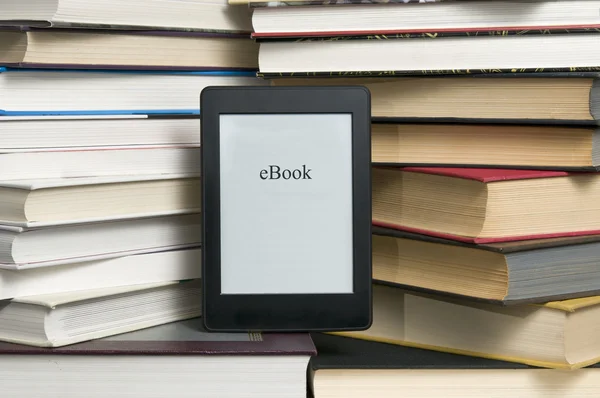 E-reader versus textbook — Stock Photo, Image