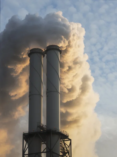 Špinavé komíny uhlí vypaloval elektrárny — Stock fotografie