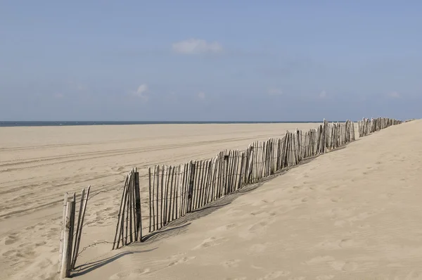 Cerca en la playa vacía —  Fotos de Stock