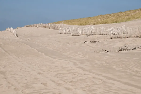 Ogrodzenia i wydm, w pobliżu pustej plaży — Zdjęcie stockowe