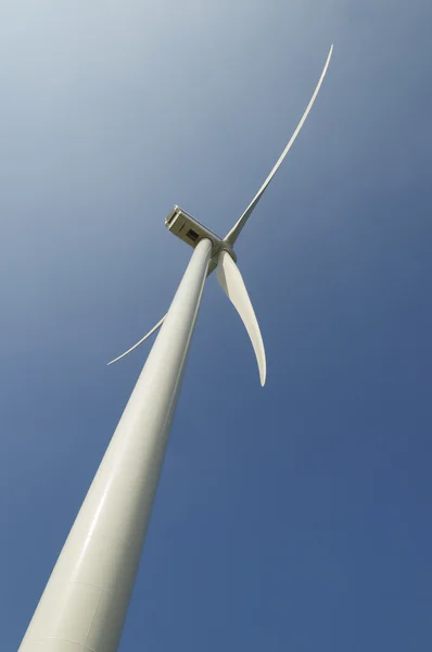 Windgenerator unter blauem Himmel — Stockfoto