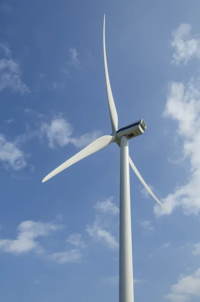 Windgenerator unter blauem Himmel — Stockfoto