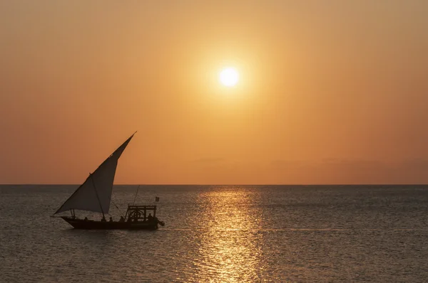 Zanzibar, Afrika - 27 Eylül 2013: gün batımı yelkenli tekne