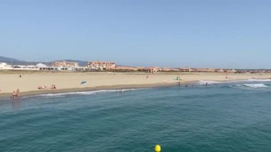 Port Leucate, Fransa 'da Akdeniz manzarası. Güzel mavi deniz, yaz, güneşli, mavi gökyüzü. Akdeniz 'in harika kırsalını çekiyoruz. 4K Video