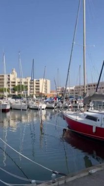 Port Leucate Akdeniz kumlu kıyısı güneşli bir gün. Fransa 'nın sahil beldesi. Akdeniz kıyısı, liman tatili, Fransa. 4K Video