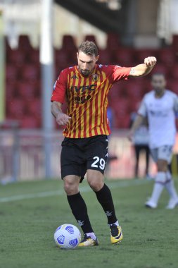 Benevento 'nun Artur Ionita oyuncusu, Benevento - Bologna 1-0 arasındaki İtalyan Serie A karşılaşması sırasında Benevento' daki Ciro Vigorito Stadyumu 'nda oynanan karşılaşma..