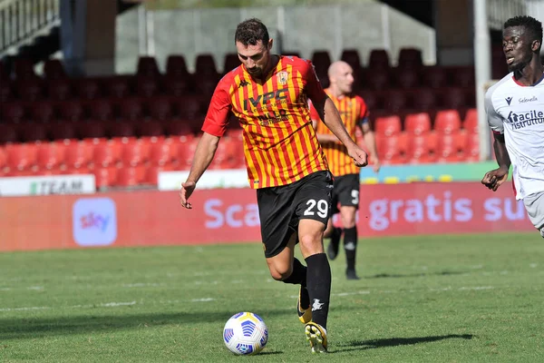 Benevento 'nun Artur Ionita oyuncusu, Benevento - Bologna 1-0 arasındaki İtalyan Serie A karşılaşması sırasında Benevento' daki Ciro Vigorito Stadyumu 'nda oynanan karşılaşma..