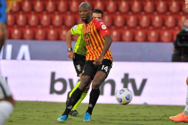 Benevento 'nun Bryan Dabo oyuncusu, Benevento-Inter maçında Benevento-Inter maçı arasında oynanan İtalyan futbol ligi Serie A maçında, Benevento' daki Ciro Vigorito Stadyumu 'nda oynanan maç 2-5 berabere sonuçlandı..