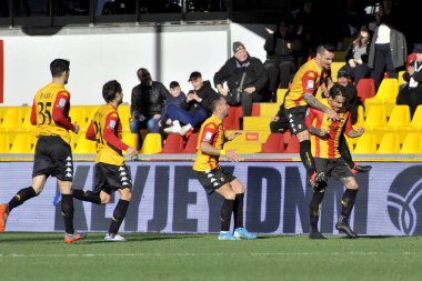 Benevento oyuncuları, Benevento 'daki Ciro Vigorito Stadyumu' nda 15 / 02 / 2019 tarihinde oynanan İtalyan Serie B şampiyonası Benevento - Pordenone 2-1 maçında ilk golü atarken sevindiler.