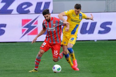 Matteo Bianchetti Cremonese oyuncusu ve Andrija Novakovich Frosinone, İtalya Serie B futbol karşılaşmasında Serie B Frosinone - Cremonese 0-2 of 07 / 03 / 2020, kapalı kapılar ardında oynayarak Benit 'teki Coronavirus enfeksiyonunu kontrol altına aldı.