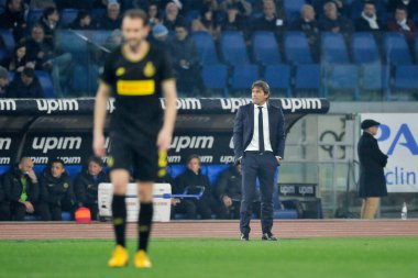 16 / 02 / 2019 tarihinde Roma 'daki Olimpiyat Stadyumu' nda oynanan Lazio - Inter 2-1 Serie A futbol şampiyonası maçında Antonio Conte 'nin tepkisi şöyle oldu: