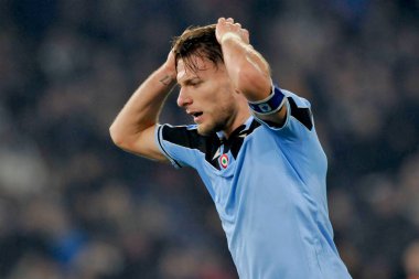 Ciro Immobile Lazio oyuncusu, 16 / 02 / 2019 tarihinde Roma 'daki Olimpiyat Stadyumu' nda oynanan Lazio - Inter 2-1 arasındaki Serie A futbol şampiyonası sırasında kaçırılan gol için umutsuzca çabalıyor.