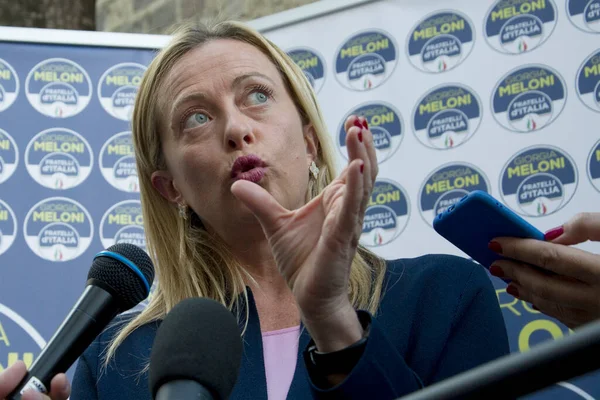 Eylül ayı sonunda yapılacak bölgesel seçimlerden önce Ticaret, Sanayi, El Sanatları, Tarım Odası 'na yaptığı bir ziyarette gazeteciler tarafından röportaj verilen Giorgia Meloni İtalyan bakanı. Fotoğraf: Vincenzo Izzo