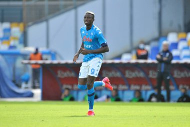 Napoli 'li Victor Osimhen, Napoli ile Atalanta arasındaki İtalyan futbol ligi serisi maçında Napoli' deki San Paolo Stadyumu 'nda oynanan maç 4-1 berabere sonuçlandı..