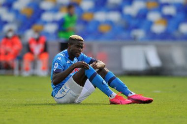 Napoli 'li Victor Osimhen, Napoli ile Atalanta arasındaki İtalyan futbol ligi serisi maçında Napoli' deki San Paolo Stadyumu 'nda oynanan maç 4-1 berabere sonuçlandı..