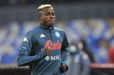 Napoli 'li Victor Osimhen, Napoli ile Cenova arasındaki İtalya SerieA şampiyonası maçında Napoli' deki San Paolo Stadyumu 'nda oynanan maçın son maçı 6-0' dı..