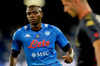 Napoli 'li Victor Osimhen, Napoli ile Cenova arasındaki İtalya SerieA şampiyonası maçında Napoli' deki San Paolo Stadyumu 'nda oynanan maçın son maçı 6-0' dı..