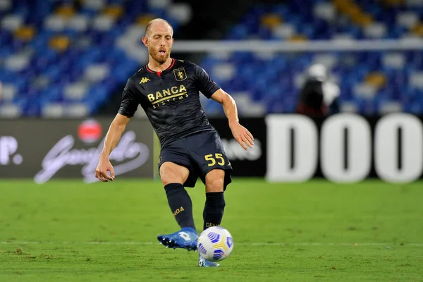 Cenova 'lı Andrea Masiello, Napoli ve Cenova arasındaki İtalya SerieA şampiyonası maçında Napoli-Ceneviz maçı 6-0, Napoli' deki San Paolo Stadyumu 'nda oynandı..