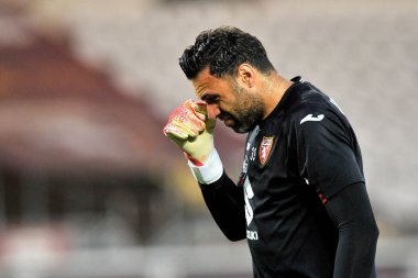 Torino, İtalya 'nın 7 / 22 / 2020 Alejandro Berenguer oyuncusu, İtalya' nın Hellas Verona 'ya karşı oynanan final maçı serisi A maçında Torino' nun büyük Olimpiyat stadyumu Torino 'da oynanan 1-1' lik final maçı..