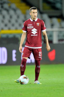 Torino, İtalya 'nın 7 / 22 / 2020 Alejandro Berenguer oyuncusu, İtalya' nın Hellas Verona 'ya karşı oynanan final maçı serisi A maçında Torino' nun büyük Olimpiyat stadyumu Torino 'da oynanan 1-1' lik final maçı..