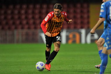 Benevento 'nun Perparim Hetemaj teknik direktörü, Benevento-Empoli maçının final maçı sırasında Benevento' daki Ciro Vigorito Stadyumu 'nda oynanan maçtır. İtalya, 28 Ekim 2020.