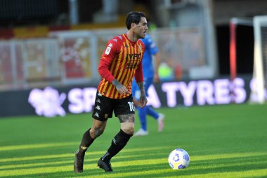 Benevento 'lu Nicolas Viola oyuncusu, Benevento-Empoli maçının final maçında Benevento' daki Ciro Vigorito Stadyumu 'nda oynanan 2-4' lük final maçına çıktı. İtalya, 28 Ekim 2020.