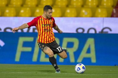 Benevento 'lu Gianluca Caprari, Benevento ile Fiorentina arasındaki İtalya Serie A şampiyonluğu maçında 1-4' lük final maçı sırasında Benevento 'daki Ciro Vigorito Stadyumu' nda oynandı. İtalya, 13 Mart 2021.