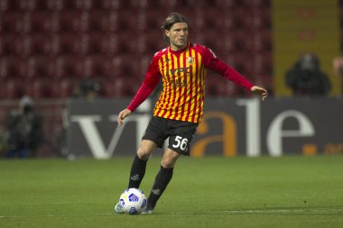 Benevento, İtalya, 13 Mart 2021. Benevento 'nun Perperim Hetemaj oyuncusu, Benevento-Fiorentina final resul 1-4 arasında oynanan İtalya Serie A karşılaşmasında Benevento' daki Ciro Vigorito Stadyumu 'nda oynandı.. 