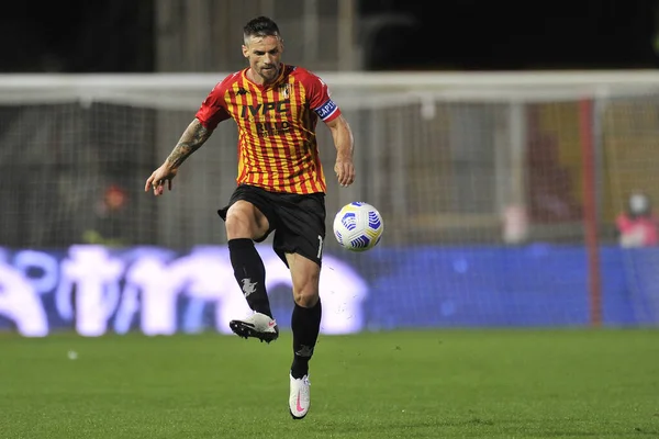 Benevento 'nun Christian Maggio oyuncusu, Benevento ile Empoli arasındaki İtalya Kupası maçında, Benevento' daki Ciro Vigorito Stadyumu 'nda oynanan maçın final maçı 2-4' tür. İtalya, 28 Ekim 2020.