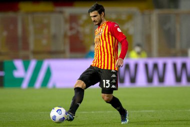 Benevento 'lu Alessandro Tuia, Benevento ile Fiorentina arasındaki İtalya Serie A şampiyonluğu maçında 1-4' lük setlerle Benevento 'daki Ciro Vigorito Stadyumu' nda oynandı. İtalya, 13 Mart 2021.