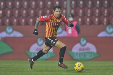 Benevento 'nun Gianluca lapadula oyuncusu, Benevento ile Lazio arasındaki İtalyan Serie A şampiyonluğu maçında, Benevento' daki Ciro Vigorito Stadyumu 'nda oynanan maç 1-1 sonuçlandı. İtalya, 15 Aralık 2020. 