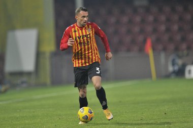 Benevento 'lu Gaetano Letizia oyuncusu, Benevento ile Lazio arasındaki İtalyan Serie A şampiyonluğu maçında, Benevento' daki Ciro Vigorito Stadyumu 'nda oynanan maç 1-1 berabere sonuçlandı. İtalya, 15 Aralık 2020. 