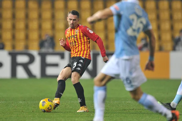Benevento 'lu Gaetano Letizia oyuncusu, Benevento ile Lazio arasındaki İtalyan Serie A şampiyonluğu maçında, Benevento' daki Ciro Vigorito Stadyumu 'nda oynanan maç 1-1 berabere sonuçlandı. İtalya, 15 Aralık 2020. 