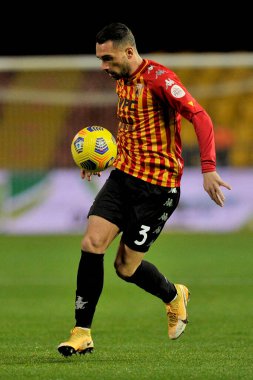 Benevento 'lu Gaetano Letizia oyuncusu, Benevento-Milan maçının final maçı olan Serie A maçında Bevento' daki Ciro Vigorito Stadyumu 'nda oynandı. İtalya, 3 Ocak 2021. 