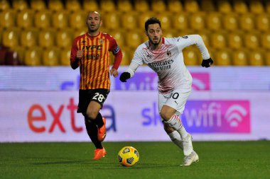 AC Milan 'dan Hakan Calhanoğlu, İtalya Ligi Serie A maçında Benevento - Milan final maçı 0-2, Bevento' daki Ciro Vigorito Stadyumu 'nda oynandı. İtalya, 3 Ocak 2021. 