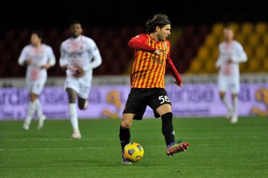 Benevento 'nun Perperim Hetemaj oyuncusu, Benevento-Milan maçının final maçı olan Serie A maçında Bevento' daki Ciro Vigorito Stadyumu 'nda oynanan maçın sonucu 0-2 oldu. İtalya, 3 Ocak 2021. 