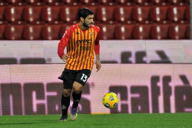 Benevento 'lu Alessandro Tuia, Benevento - Milan final maçı Serie A maçında Bevento' daki Ciro Vigorito Stadyumu 'nda oynandı. İtalya, 3 Ocak 2021. 