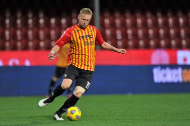 Benevento 'lu Kamil Glik, Benevento - Milan final maçı arasında oynanan İtalya Ligi Serie A maçı sırasında Bevento' daki Ciro Vigorito Stadyumu 'nda oynandı. İtalya, 3 Ocak 2021. 