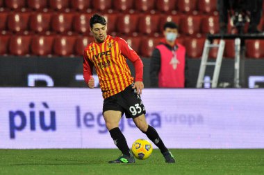 Benevento 'lu Federico Barba oyuncusu, Benevento - Milan final maçı arasında oynanan İtalya Ligi Serie A maçı sırasında Bevento' daki Ciro Vigorito Stadyumu 'nda oynandı. İtalya, 3 Ocak 2021. 